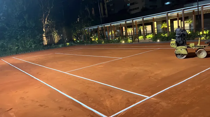 Manutenção de quadra de tênis em saibro